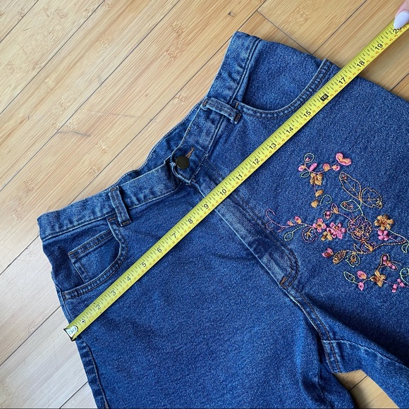 Vintage Embroidered Mom Yoke Shorts - Picture 8 of 8